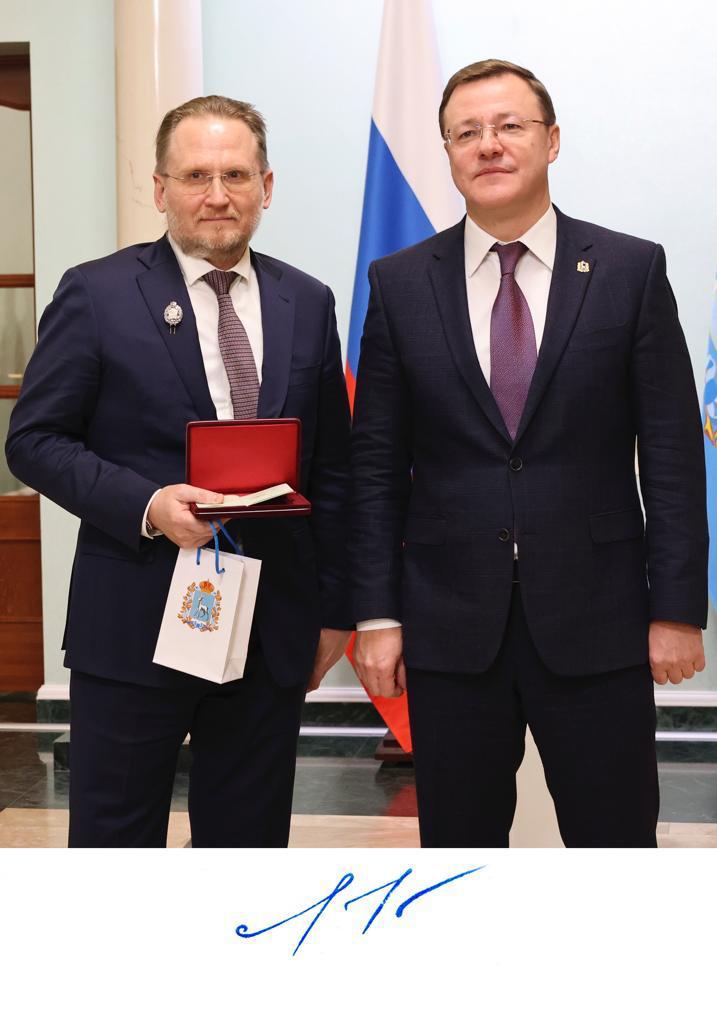 lex63_ru's tweet photo. Губернатор Самарской области вручил государственные награды директору института, д.ю.н., профессору Артуру Геннадьевичу Безверхову и заведующей кафедрой уголовного права и криминоло��ии, д.ю.н., профессору Татьяне Владимировне Кленовой

https://t.co/VFdfFKE63h https://t.co/d3ea2Xp75Q