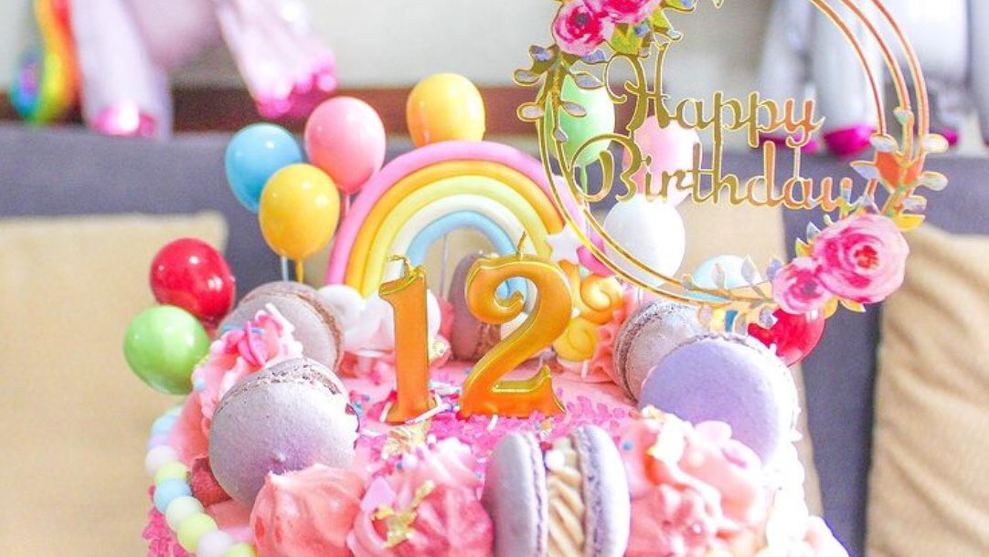 elephantismeow1's tweet photo. cake version: sketch vs final 🎂
~ 
photo credits: crazy slime lover 
cake &amp; macaroon baker: burger shop addict 
#cake #bdaycake #mamamia https://t.co/EN7E7WX3ZA