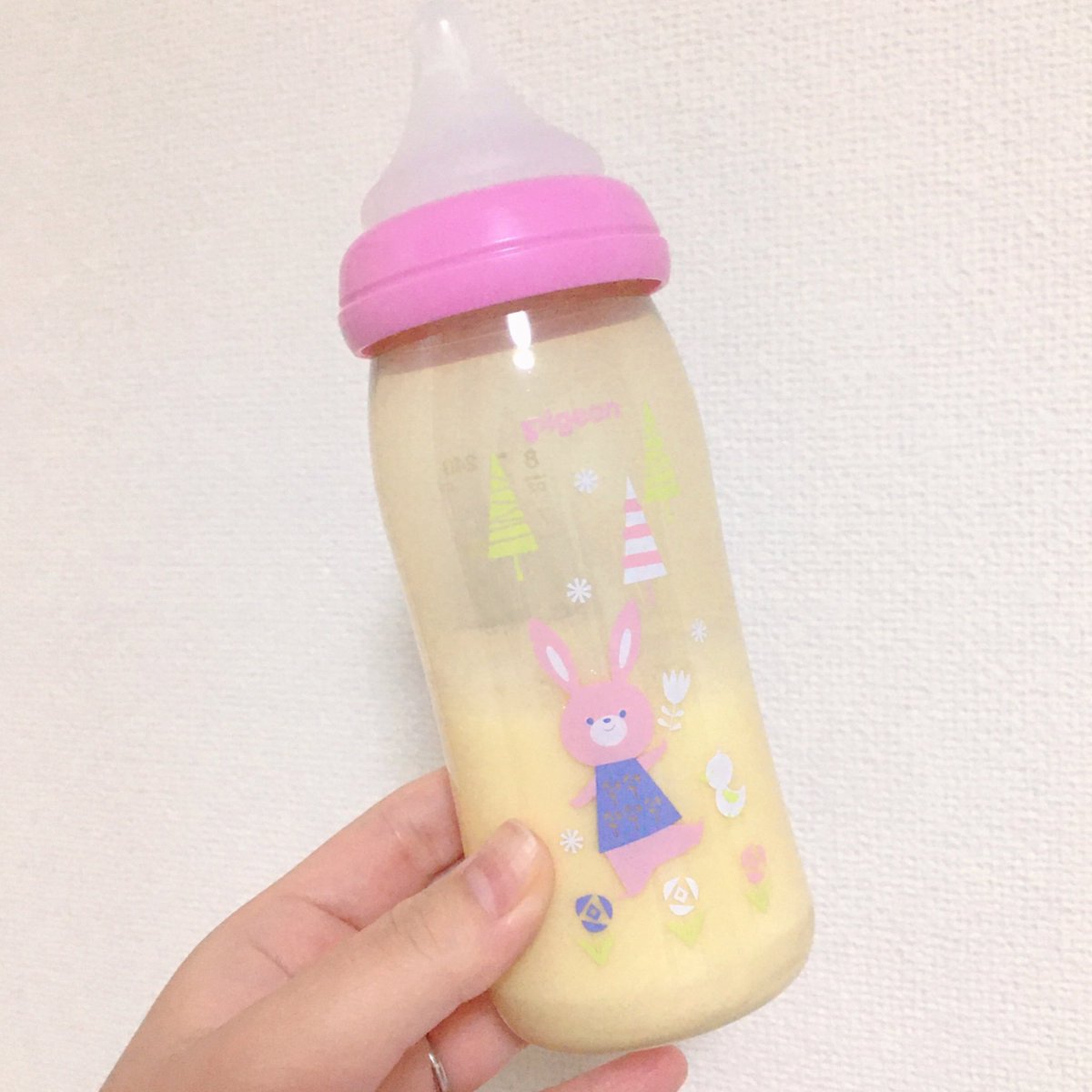 哺乳瓶はピジョンの母乳実感を使っています🍼 うさぎちゃんの柄