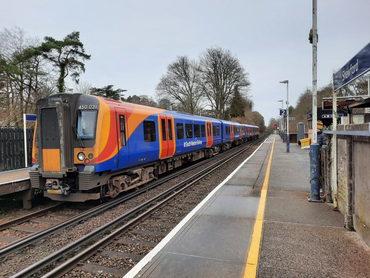 TTrains40's tweet image. 450031 at Shawford on the 03/01/2022 running a Bournemouth - Winchester stopper. Good to still see some 450s in the Stagecoach livery! #Trains #Railway #Class450 #Shawford
#Trainspotting