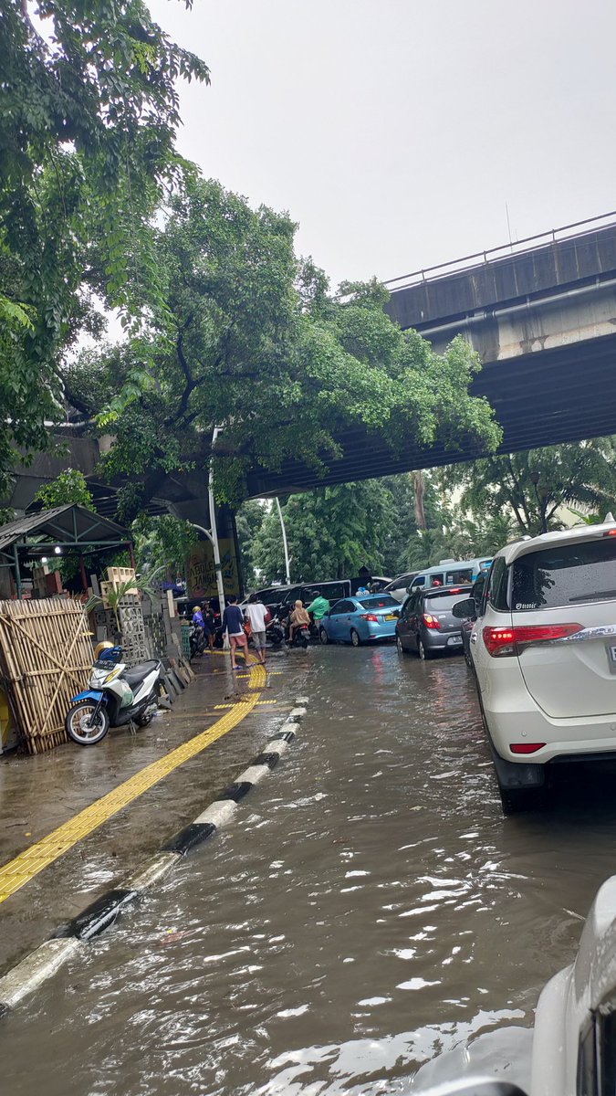 haryoadi's tweet photo. Banjir di pulomas dan beberapa titik di bypass pasca hujan lebat @RadioElshinta https://t.co/B053mXUdQ4