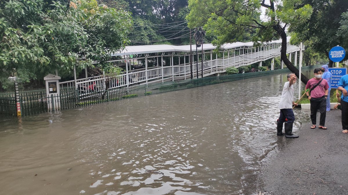 haryoadi's tweet photo. Banjir di pulomas dan beberapa titik di bypass pasca hujan lebat @RadioElshinta https://t.co/B053mXUdQ4