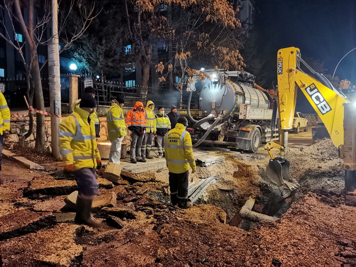 burgaz_huseyin's tweet photo. Fotoğraflar gece saat 02.53 ‘te ve -9 derece  hava sıcaklığında çekilmiştir. Tüm amacı vatandaş mağdur olmasın diye.. Emek ve Özveri ile @mansuryavas06 belediyeciliğinin en güzel örneklerinden birini sergiledikleri için Tüm Aski Pursaklar personeline yürekten teşekkür ederim.. https://t.co/A8SO8GhVGQ