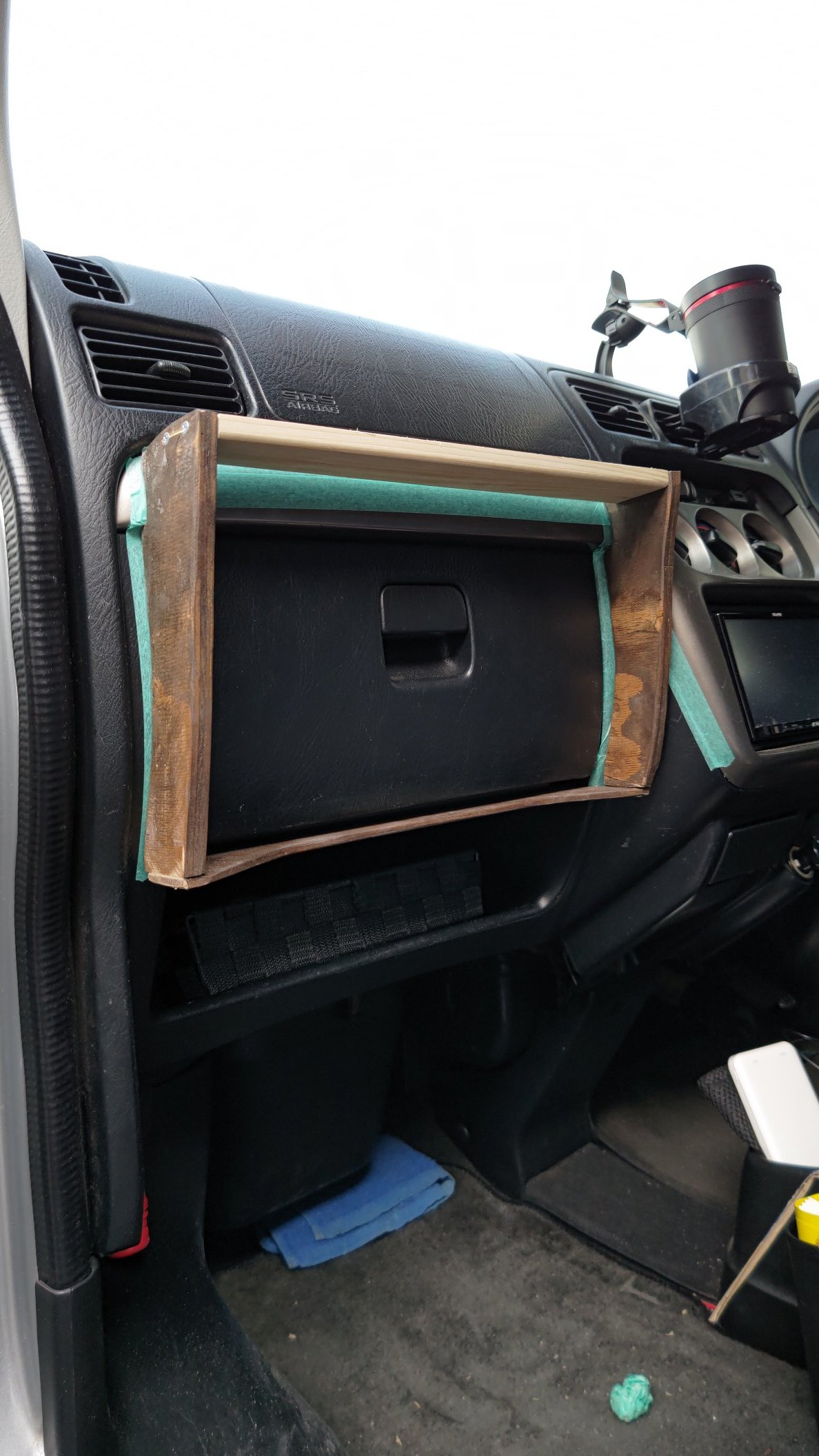 レヴィchannel キャンプと車中泊とdiy 先週くらいからコツコツとやって とりあえず土台は完成 あとは天板のデザインをゆっくり楽しみながら考えて仕上げていこうと思います Diy 車中泊 フロントテーブル 自作 バンライフ T Co Ve9jxbukib