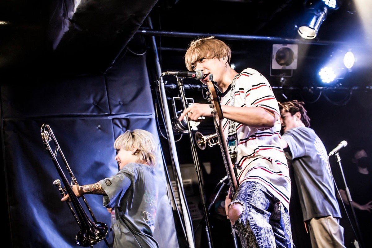 Ba_Vo_YUJI's tweet photo. 1/16(日)高知X-pt.
“Back To Basics TOUR”
photo by @HayachiNne
大好きなライブハウスに帰ってこれたぜい🔥
#backtobasics
#backtobasicstour
#heysmith
#KUZIRA https://t.co/O54vqqCEE9