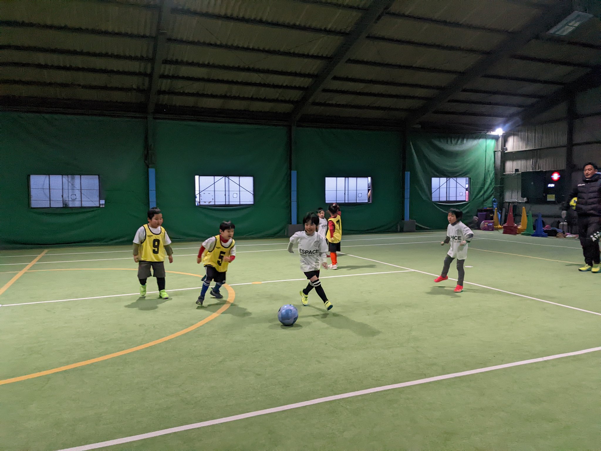 フットサーカス鈴鹿 ただいま三重サッカーアカデミーespaceサッカースクールご利用中 本日レンタルコート 00から空いております 当日予約 です 電話 屋内フットサルコート フットサーカス鈴鹿 レンタルコート フットサル