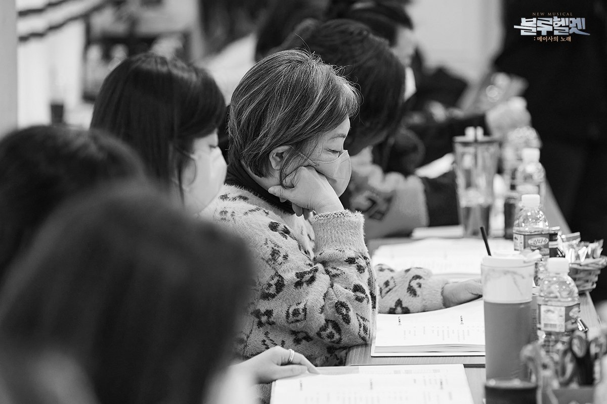 howfarms's tweet photo. 뮤지컬 <블루헬멧 : 메이사의 노래>
⠀
대본 리딩 현장 공개 📖
⠀
2022.03.18 ~ 05.08
대성 디큐브아트센터

#뮤지컬블루헬멧 #메이사의노래 #육군창작뮤지컬 #찬열 #장기용 https://t.co/LciEDcm9fF
