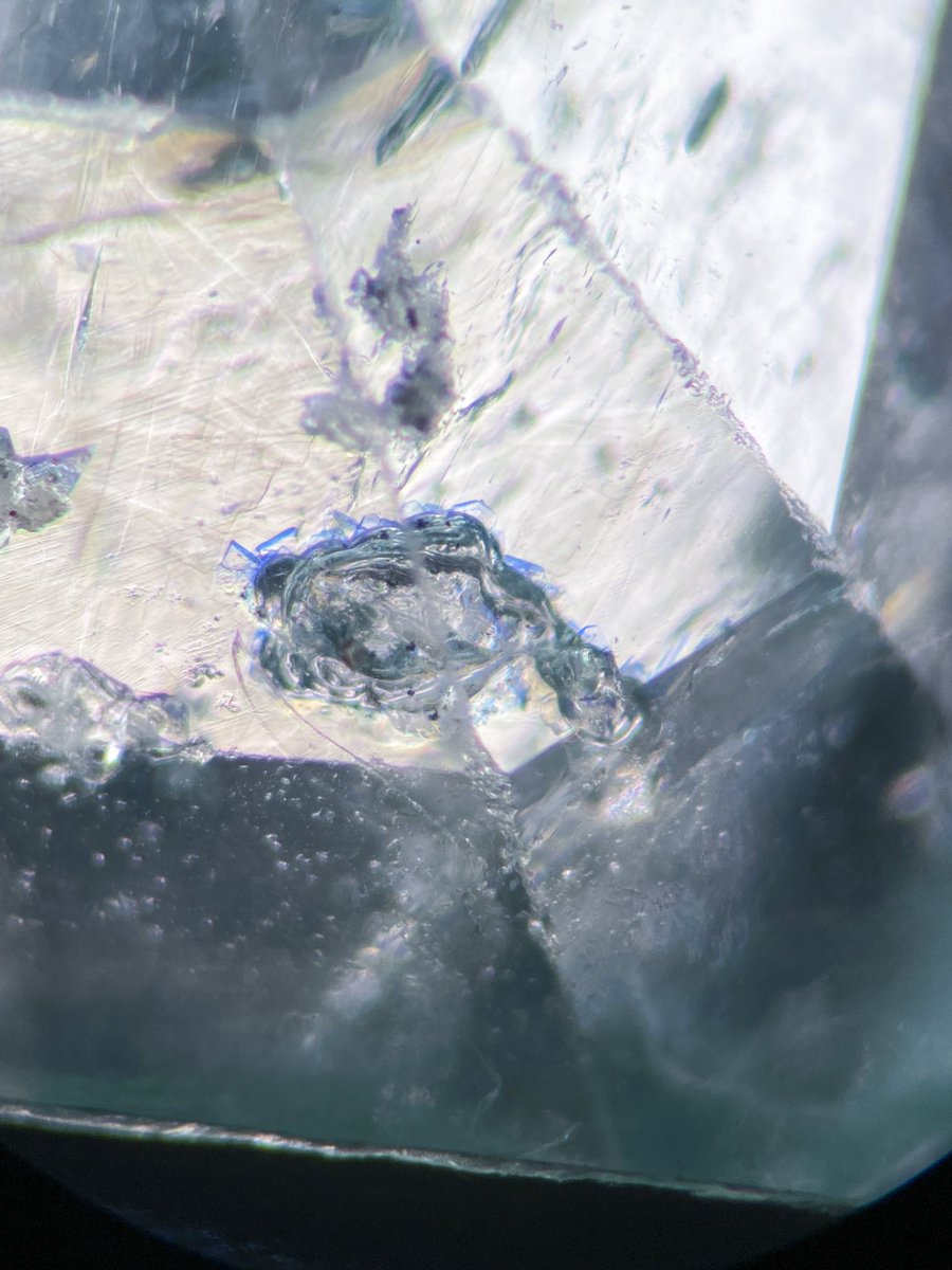 #IGELab | En esmeraldas, uno de los tratamientos que muy probablemente detectemos es el relleno de fisuras, ya que frecuentemente las esmeraldas presentan un gran patrón de fisuración.