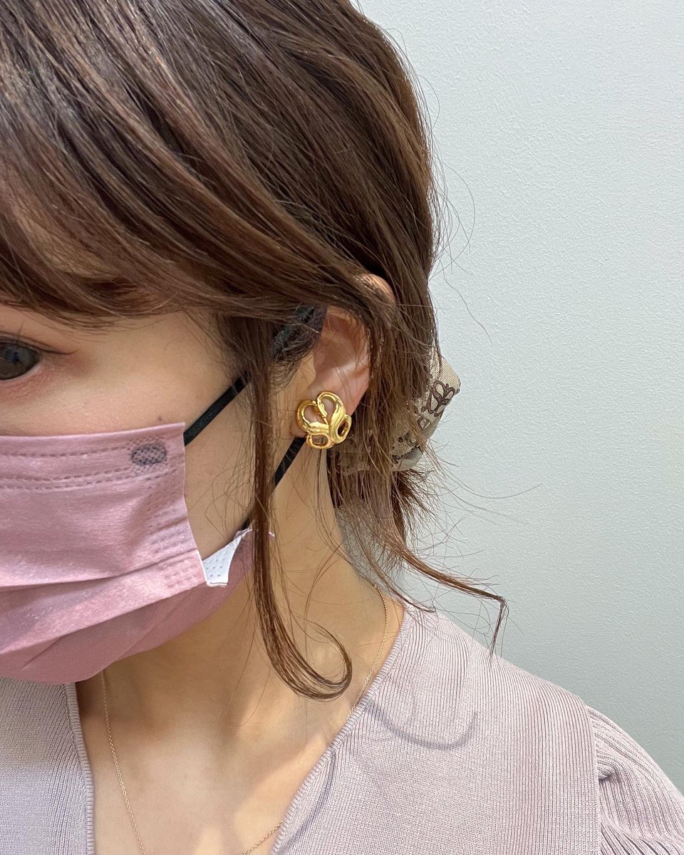 selectshopgrace's tweet photo. モノグラムが好きすぎて..♡

#ラウンドメタルブローチ
#モノグラムモチーフイヤリング
#モノグラムシュシュ

ブローチは、シンプルなニットにつけるだけで格あげ💯⭕️上品さ✨☺️
このイヤリングのクリップ痛くなくて楽、そして耳👂にあんしーんfit💕😳✨肌馴染みのよいゴールドget💝
#スナイデル https://t.co/b5J3V2az19
