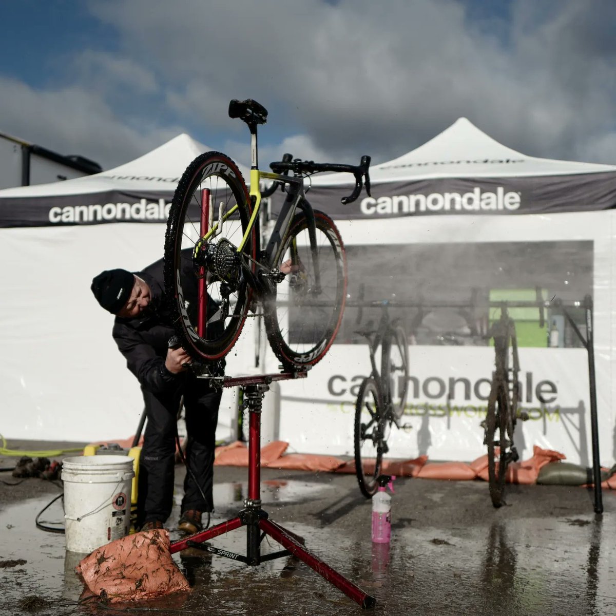 CdaleCXWorld's tweet photo. Race days powered by @feedbacksports. From warm-ups on the Omnium trainer to bike washes on the Pro Elite stand, we're proud to have a partner like Feedback Sports that can make a hectic race days a little bit easier. https://t.co/s8yqIsgH4q