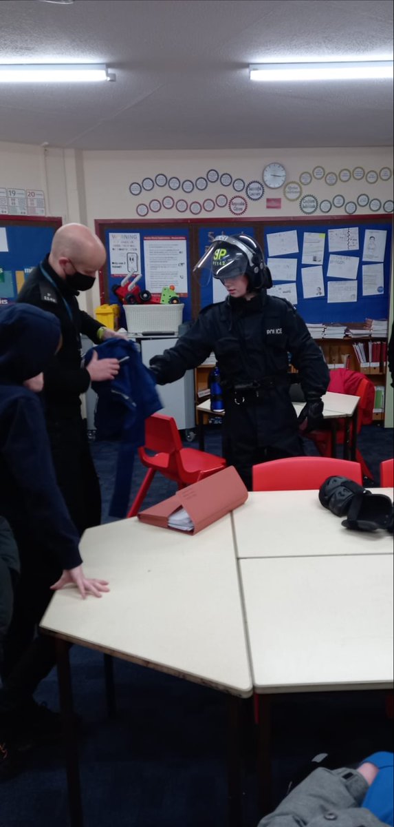 support_lhs's tweet image. 2F2 have been learning about lots of different types of police equipment with PC Barry in WAWA.