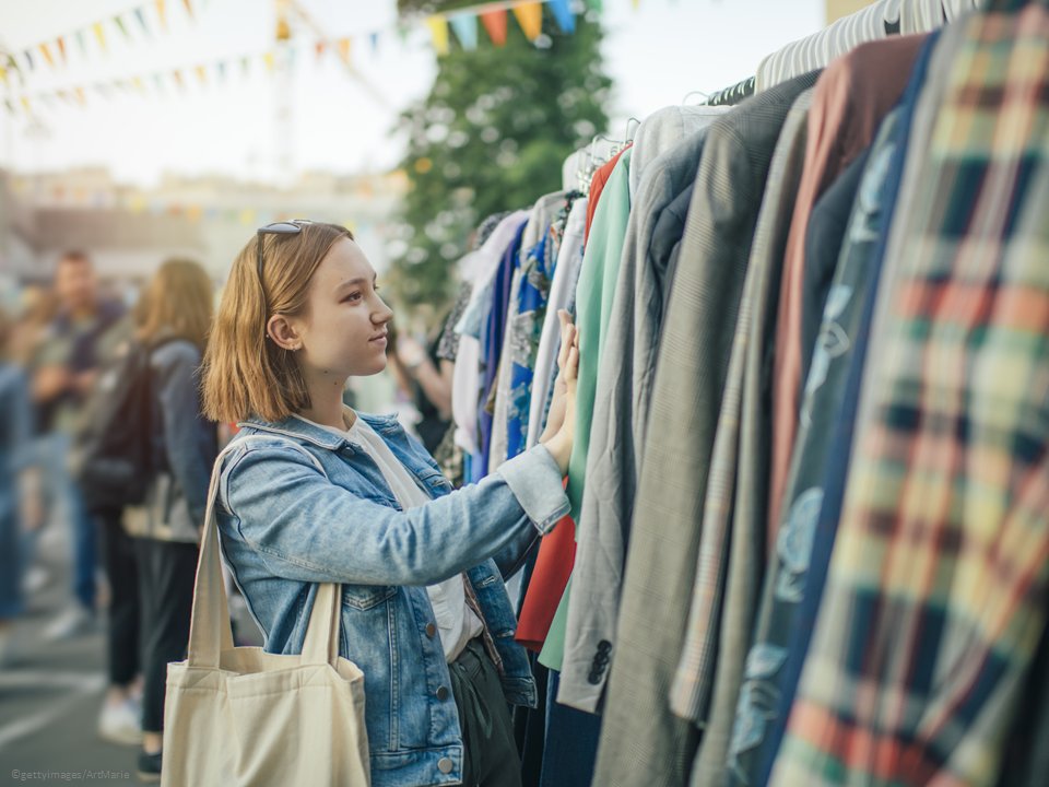 📣 Call to youth, environmental &amp; consumer NGOs 📣

Help us transform the way Europe produces &amp; consumes fashion 👖👚🩳

We want sustainability, #CircularEconomy, longer use &amp; reuse of fashion, do you? 

Join our call for tenders, until 9 February!

circulareconomy.europa.eu/platform/en/ne…