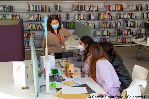 ScPoBibli's tweet photo. Belle #innovationpédagogique de nos collègues qui ont conçu un #escapegame destiné à accueillir les étudiants internationaux du #welcomeprogram !
🐈⬛Arriveront-ils à déjouer les tours du chat Marcel qui a caché ses énigmes dans les 1001 ressources de la #bibliothèque ? 😼 https://t.co/tg9hI7Yw86