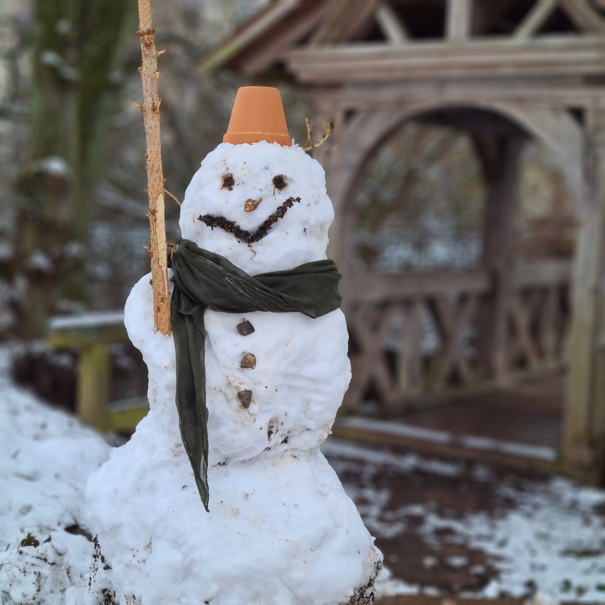 MuseumVessra's tweet photo. Für den heutigen #TagdesSchneemanns holen wir aus dem Fotoarchiv den #Schneemann vom letzten Jahr wieder raus. Für einen neuen reicht der #Schnee im #Museum leider gerade nicht. Dafür erinnern wir uns gern, wie viel Spaß es letztes Jahr gemacht hat.
#klosterveßra #Arbeitspause https://t.co/rgqgz4kfvU