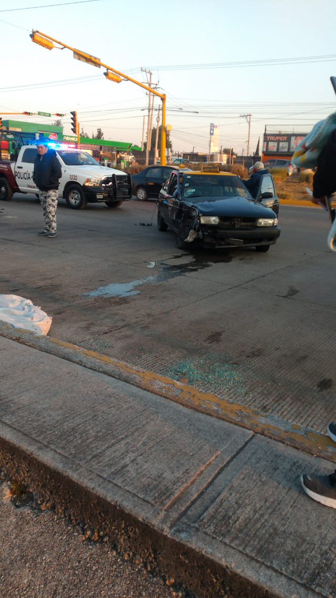 _LosTitulares's tweet photo. #URGENTE 🔴 | Fuerte accidente en Las Torres y calle Urón. Hay un hombre gravemente herido, urge localizar a sus familiares.

@PCPueblaCapital @911Puebla https://t.co/SkOByRNjzw