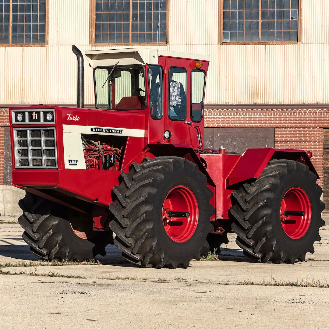 The quest for the four-wheel-drive market was a difficult one for IH, but in 1972, they contacted Steiger to mate an IH engine, transmission, and differentials to a Steiger chassis.

🚜:  1975 International 4366
📷: Lee Klancher from our 2022 Farmall 🗓️
buff.ly/3iYYAVE
