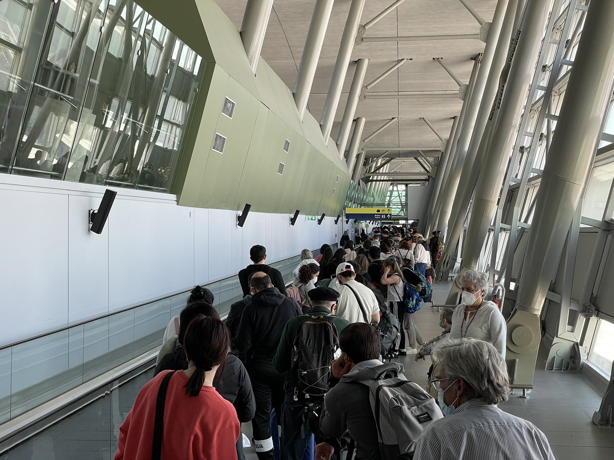 clickiticlick's tweet photo. Una hora después de que aterrizara el avión, estamos más apretados que en el mismo esperando a que los salvadores de la humanidad del @ministeriosalud sigan justificando sueldos, comisiones y pruebas inútiles #orgullodeltercermundo https://t.co/wE80OzWl2K
