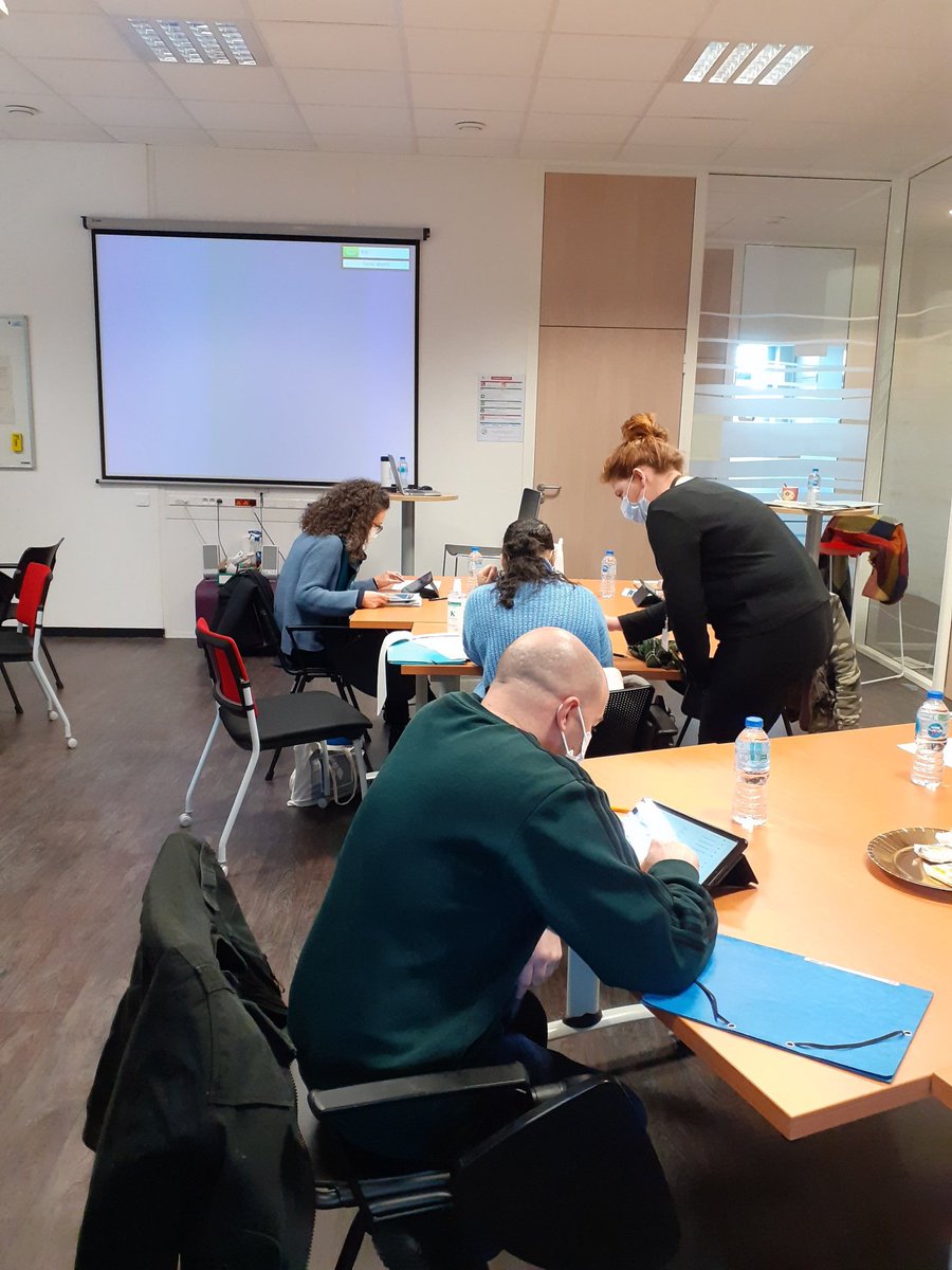 Très belle séance de travail aujourd'hui à l'agence Pôle emploi de Mayenne avec l'animation du premier Pack de remobilisation. Conseillers et demandeurs d'emploi travaillent conjointement à la mise en place d'un parcours de retour à l'emploi Félicitations à toute l'équipe PE 🙂👍