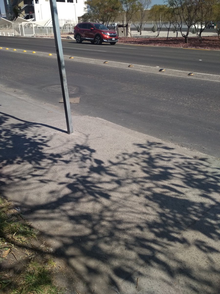 LizzQro's tweet photo. 3
Tristemente decidió la autoridad (básicamente hombres) que así iba a ser el paso.

Nunca se dieron a la tarea de #indagar ¿Quién cruzaba?
¿A quien beneficiaba?

Si voy en auto NUNCA mis ojos estarán en las personas que cruzan. Por obvias razones. 
No hay #OjosEnLaCalle https://t.co/rv835V6yCz