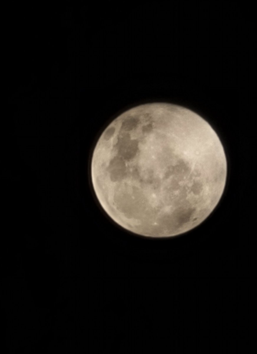 H_Bakkaniy's tweet photo. Masyā Allāh Tabārakallāh,
Cantik bulan mengambang malam 16 Jumada Thani ni.

Petanda Rajab makin dekat, Sya'ban juga kian merapat, Ramadan dinantikan denga seribu berkat.

Diambil dari jarak biasa, dengan zum 30x dan zum 50x. https://t.co/0Oa7FBvc3z