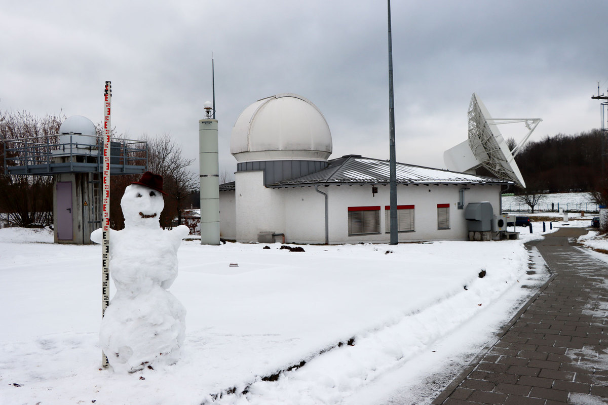 BKG_Bund's tweet photo. Auch hier in #Wettzell ist heute Welttag des Schneemanns. 📡⛄❄️
#WDOSM #Schneemann https://t.co/KBIRHmBOb0