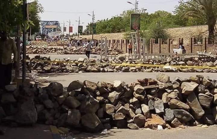 omereldigair's tweet image. المتاريس لحماية الثوار 
=============

 &quot;المجد للمتاريس&quot; .. هذه عبارة رددتُها في عدة مخاطبات خلال حراك ثورة ديسمبر المجيدة، و لا زلتُ مُصِرّاً عليها في ذلك السياق، سياق الصمود و الفداء في درب العمل السلمي المقاوم للإستبداد من أجل الحرية و الحياة الكريمة .. +