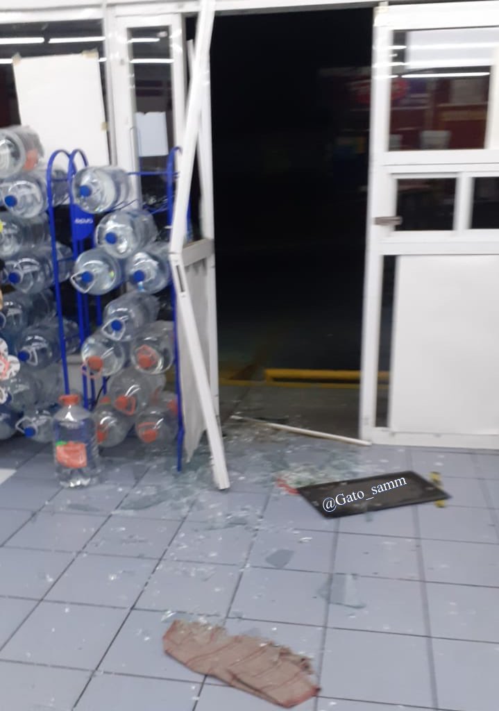 #Temixco una vez más asaltaron la tienda Extra ubicada en la entrada del fraccionamiento Burgos, 3 balazos y por fortuna no le dieron a ningún trabajador, como siempre las patrullas ni sus luces. #MorelosAnfitrionDelMundo