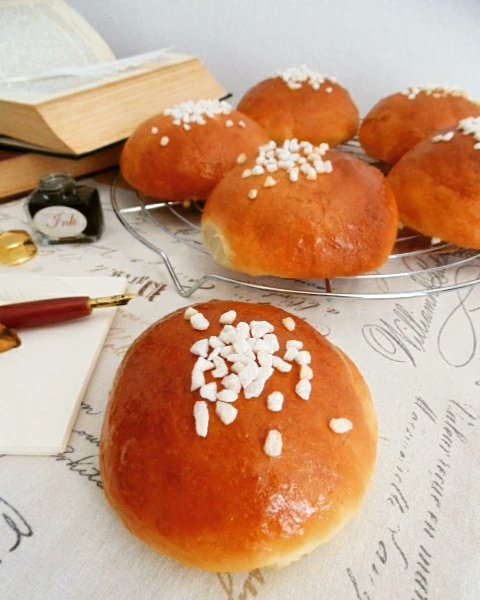 FresasConChoco's tweet photo. Bollitos de bath al estilo Hogwarts🦉 Bath buns 
Bollitos de leche, con glaseado y azúcar crujiente inspirado en los que Hagrid ofrece a Harry Potter y compañía 🧙‍♂️
Súper tiernos y esponjosos!
#bakers #buns #bathbuns #wizard #ricette #magicrecipes
Receta ⬇️
https://t.co/38bWFODwmo https://t.co/P2hekkOLBJ