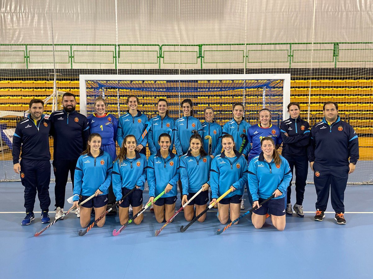 💫  La selección absoluta femenina de Hockey Sala ya está entrenando en Ourense a las puertas del EuroHockey Indoor II 
🏑 El viernes empezarán la competición, esta vez jugamos en casa 💪🏽
📺 Streaming en #EuroHockeyTV
👏🏼¡Vamos, equipo! 
#RedSticks #DesafíaTuLímite