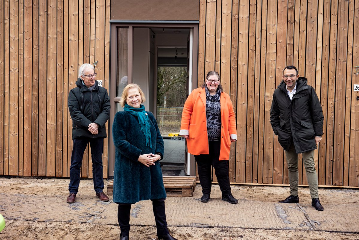 BarliBv's tweet photo. De eerste sleutel van Buurtschap Te Veld is gisteren officieel uitgereikt. Mooie mijlpaal met @Woonbedrijf
@gem_Eindhoven
https://t.co/Kk3DGXZBRm

#flexwonen #duurzaambouwen #modulairbouwen #bouwenmethout https://t.co/DbstGr3K44