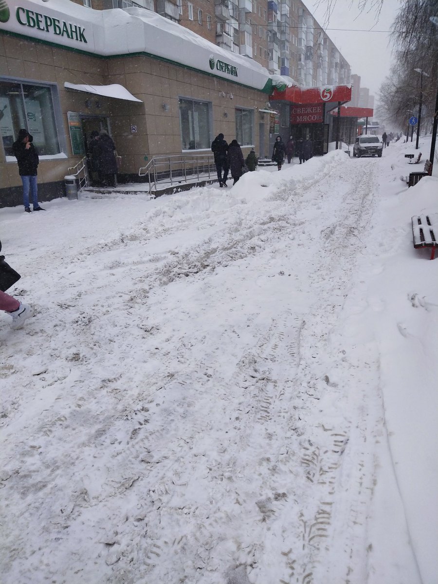 ABadigin's tweet photo. @ZhigMobilePriem Добрый день. Уважаемая администрация, скажите пожалуйста кто ответственный за участок дороги который находится в в1 между домами 18 и 20, с начало зимы НИКТО там не чистил. Сегодня смотрел как нива там застряла. Там пройти просто невозможно а с коляской тем более https://t.co/Rkfj8EvSiQ