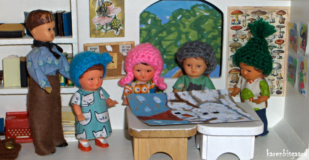 KarenBisgaard1's tweet photo. https://t.co/tGcMlDBehz
#school #schoolclass #aridolls #dolldisplay #crochet https://t.co/JC19vC1Rn0