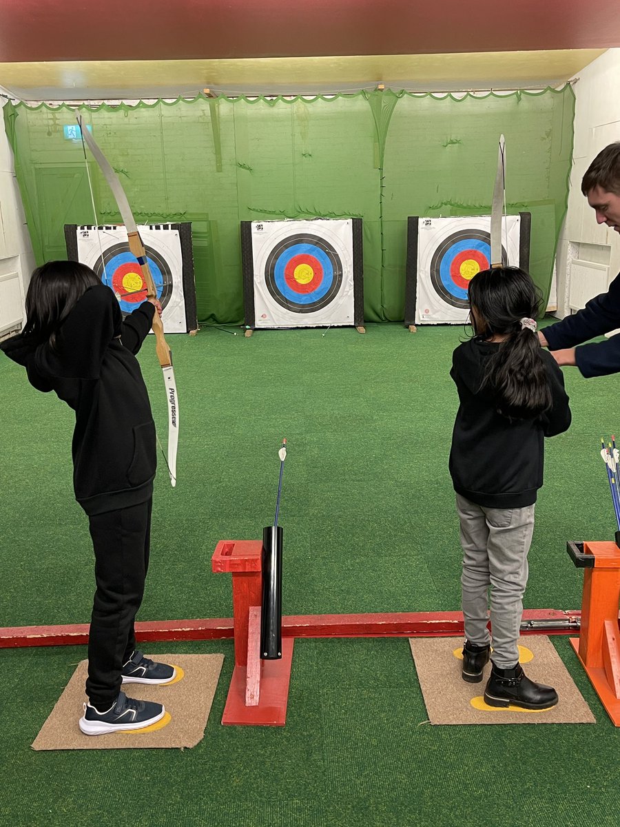 MissAstley_HT's tweet photo. Day 1 at @RealRobinwood!! #beanadventurer #theharmonypledge #harmonypledge #archery https://t.co/4hrOKq1KIv