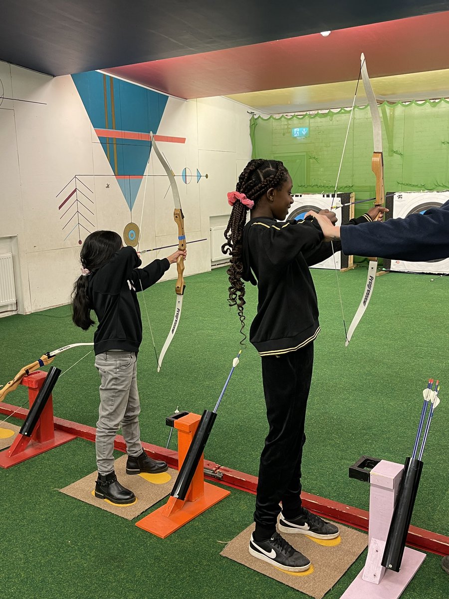 MissAstley_HT's tweet photo. Day 1 at @RealRobinwood!! #beanadventurer #theharmonypledge #harmonypledge #archery https://t.co/4hrOKq1KIv