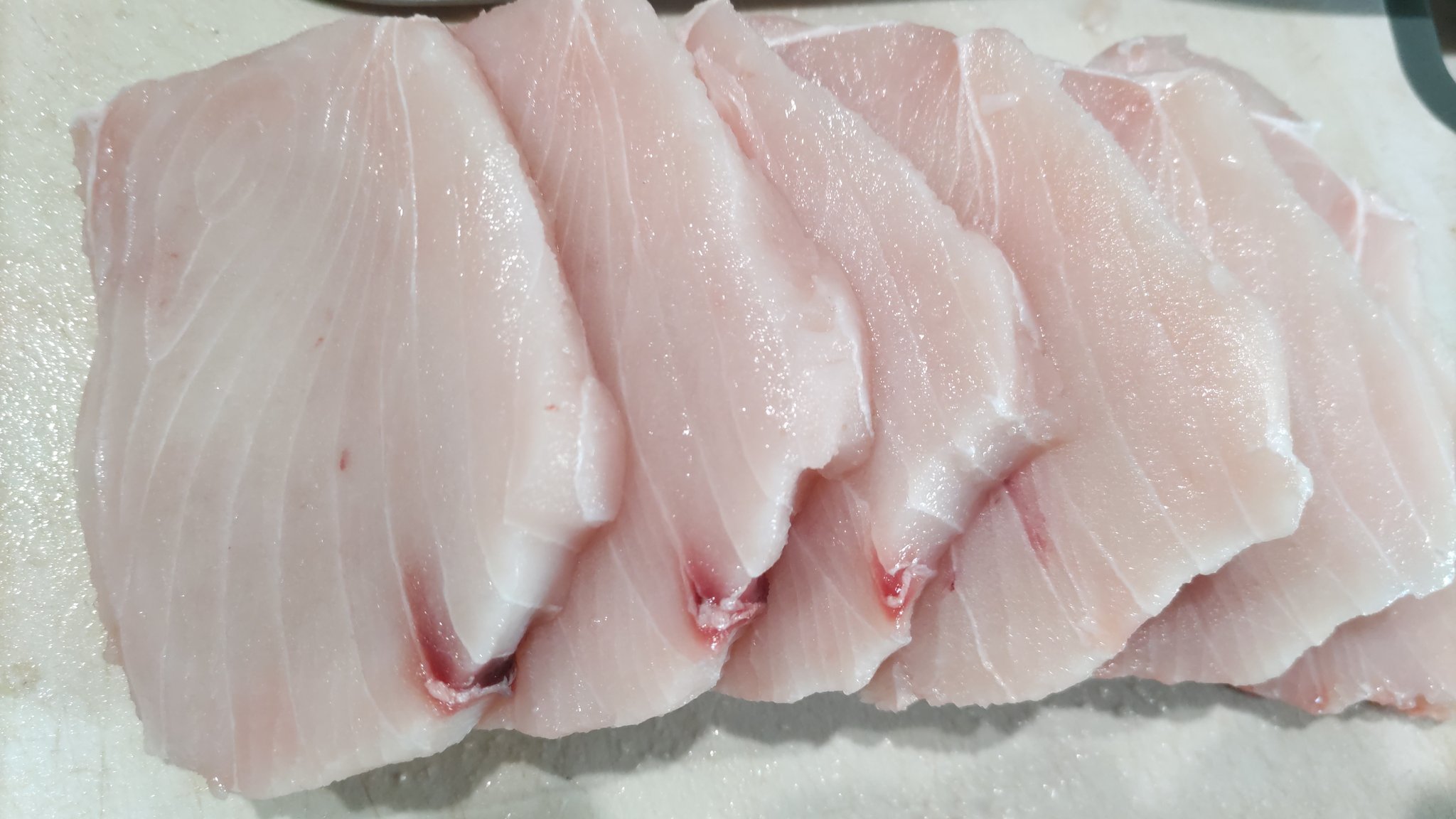 超人タロウ サメ カマストガリ フライ完成 一口大に切って 塩コショウで下味と水分抜いて 衣つけて揚げるだけ 弾力があって まるで鶏肉 新鮮な内に捌いて送ってくれたので 臭み等は一切無し 美味い Ryukyushark 駆除鮫 鮫 サメ サメ肉