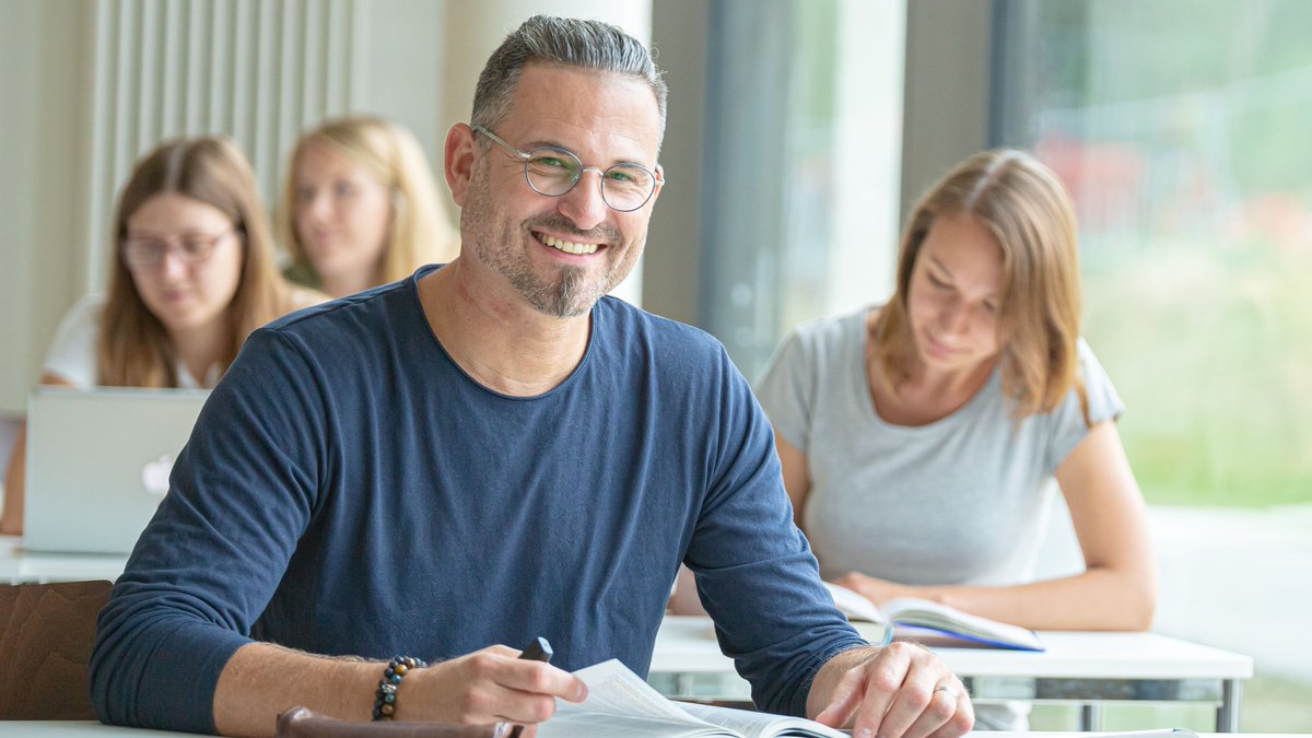 OTH_Regensburg's tweet photo. Am 9. Februar 2022 lädt unser Zentrum für #Weiterbildung und #Wissensmanagement (ZWW) um 18 Uhr wieder zum virtuellen "Großen #Informationsabend" rund um das Thema "#Berufsbegleitend #studieren" ein. Jetzt anmelden! ➡️ https://t.co/cF5mWFoLi5
📸 Sebastian Bockisch/suma film Gmbh https://t.co/EbIZHOfIwY