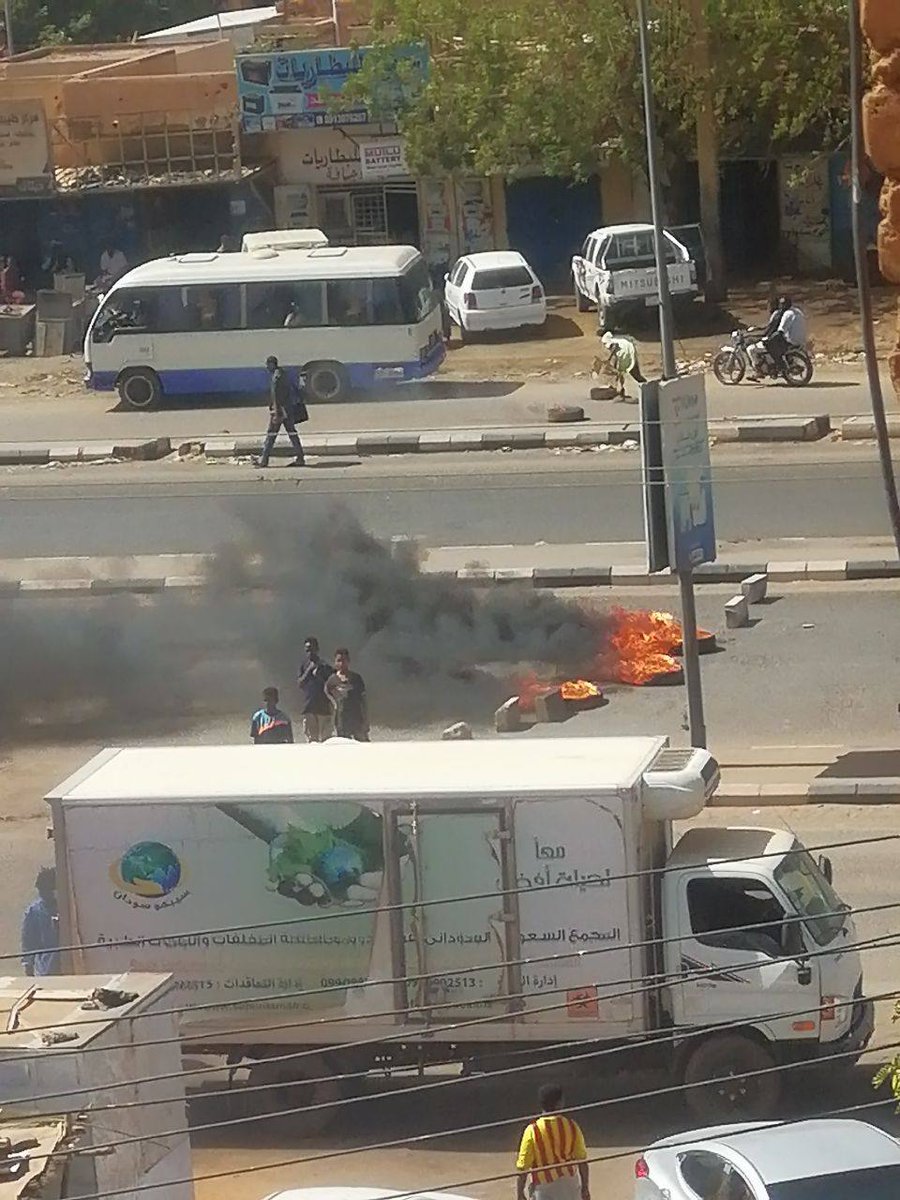 SQS__SQS's tweet photo. تتريس شارع المطار مع كنار الان 
١٨ يناير 

#العصيان_المدني_الشامل
#SudanCoup
#ارحل_يا_برهان https://t.co/OUL5DEiV7t