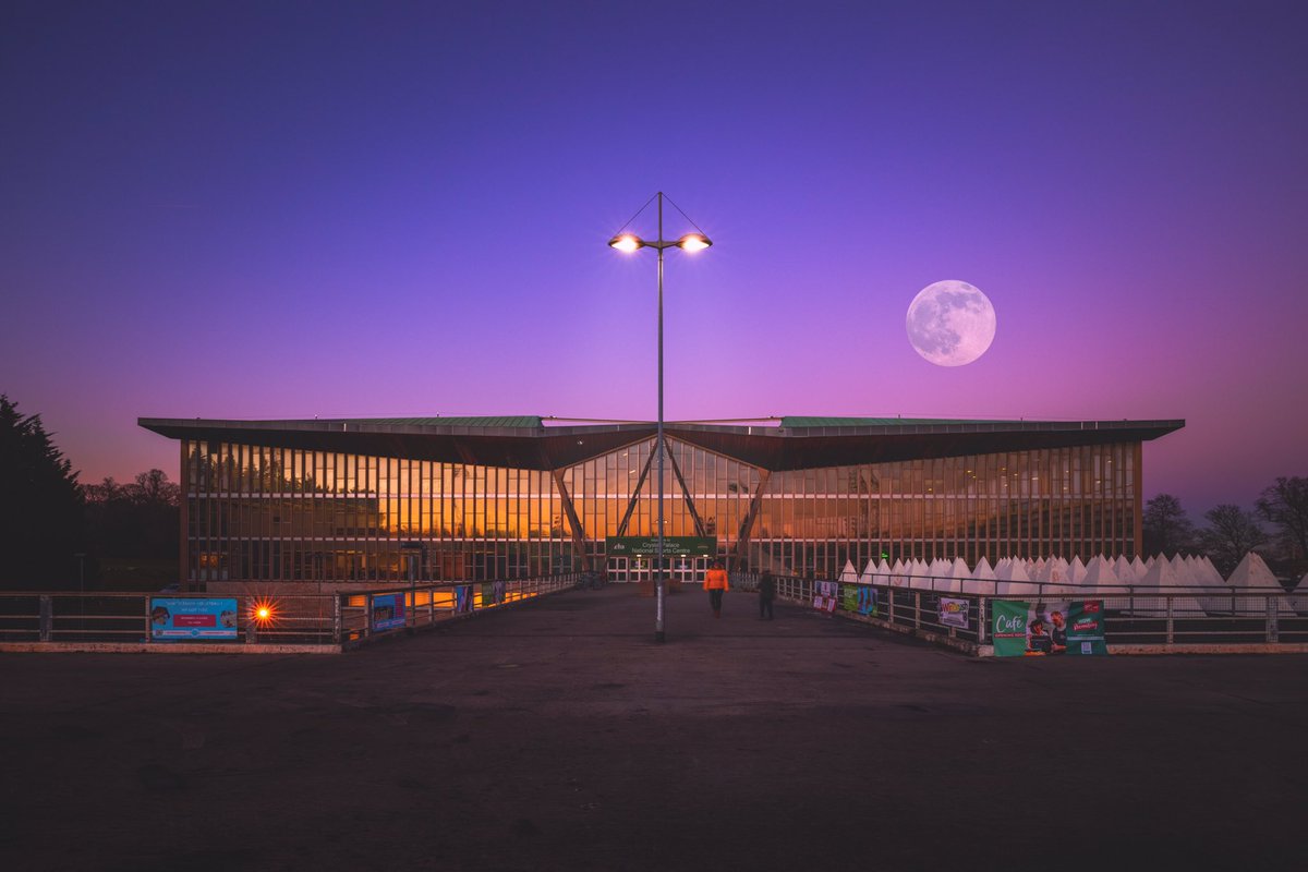 Wolf Moon rise yesterday over the Crystal Palace Sports Centre which was reflecting the sunset behind me giving an incredible mix of colours. #crystalpalace #Astrophotography #astronomy #crystalpalacepark #penge #bromley #crystalpalacetriangle #wolfmoon2022