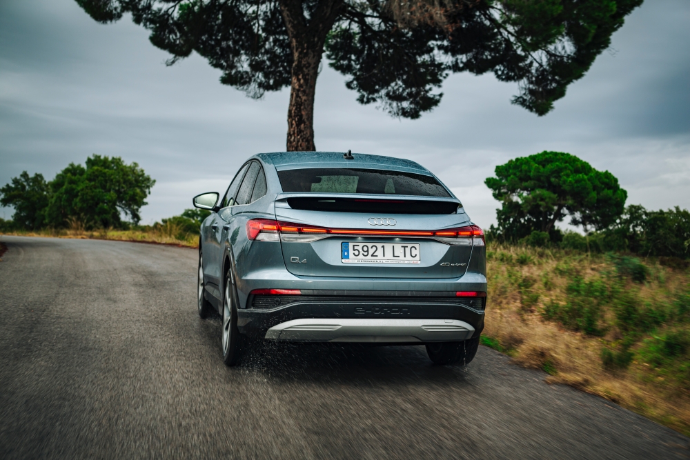 Sorprendente por su potencia 💪 y aún más por su amplia autonomía de más de 450 kilómetros. 
🔜 Vídeo de presentación en todos nuestros canales. ¡Permanece atento/a! 👀

#AudiQ4 #AudiQ4etron