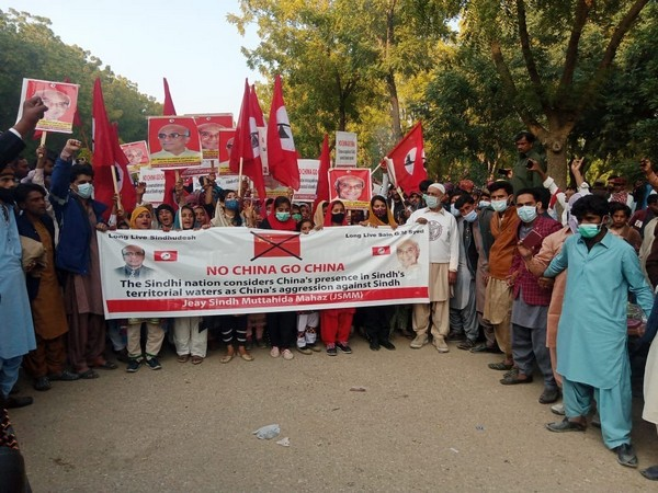 TeamBharat_'s tweet photo. Protestors in #Sindh carried banners asking the United Nations to fulfil their demand for freedom from Pakistan. The banners said, "United Nations - Pakistan is a terrorist state", "Sindhi Nation wants freedom of Sindhudesh" and "No China Go China". #FreeSindhudesh https://t.co/MQ8nczKIuu