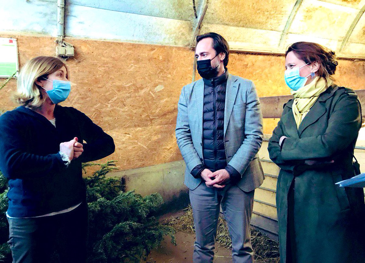 GBessonMoreau's tweet photo. Dans la Drôme, aux côtés de producteurs de lait avec @CdLavergne : la loi de protection de la rémunération des agriculteurs s’applique sur les territoires. 

La matière première agricole est désormais protégée et le lait sera acheté à son juste prix. 

#PPLBessonMoreau #Egalim2 https://t.co/rWjEN1siHn