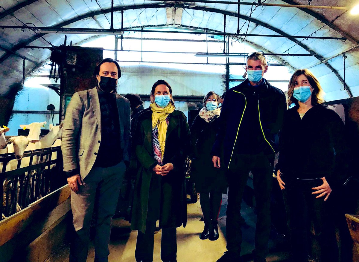 GBessonMoreau's tweet photo. Dans la Drôme, aux côtés de producteurs de lait avec @CdLavergne : la loi de protection de la rémunération des agriculteurs s’applique sur les territoires. 

La matière première agricole est désormais protégée et le lait sera acheté à son juste prix. 

#PPLBessonMoreau #Egalim2 https://t.co/rWjEN1siHn