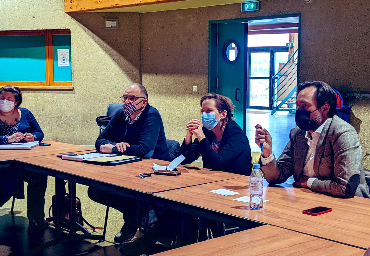 GBessonMoreau's tweet photo. Dans la Drôme, aux côtés de producteurs de lait avec @CdLavergne : la loi de protection de la rémunération des agriculteurs s’applique sur les territoires. 

La matière première agricole est désormais protégée et le lait sera acheté à son juste prix. 

#PPLBessonMoreau #Egalim2 https://t.co/rWjEN1siHn