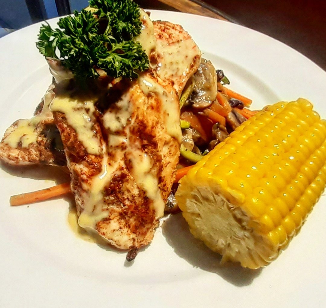 BuhleChef's tweet photo. Another day in the Kitchen.. Please RT..
Mushroom, Baby Marrow & Carrot Stirfry with Pan fried breast dripped with Cheese Sauce and an old traditional Sweetcorn🙂
#ImAChef #cooking #CashIsKing https://t.co/hrQTtPCoeR