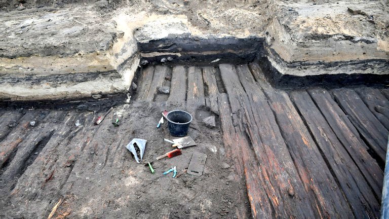 A_Ra_Berlin's tweet image. При реконструкции дороги в Берлине нашли.... дорогу из 13-века. Деревянная, массивная, для болотистой местности. Выглядит вполне так. Даже жаль такое трогать.