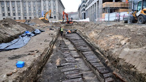 A_Ra_Berlin's tweet image. При реконструкции дороги в Берлине нашли.... дорогу из 13-века. Деревянная, массивная, для болотистой местности. Выглядит вполне так. Даже жаль такое трогать.