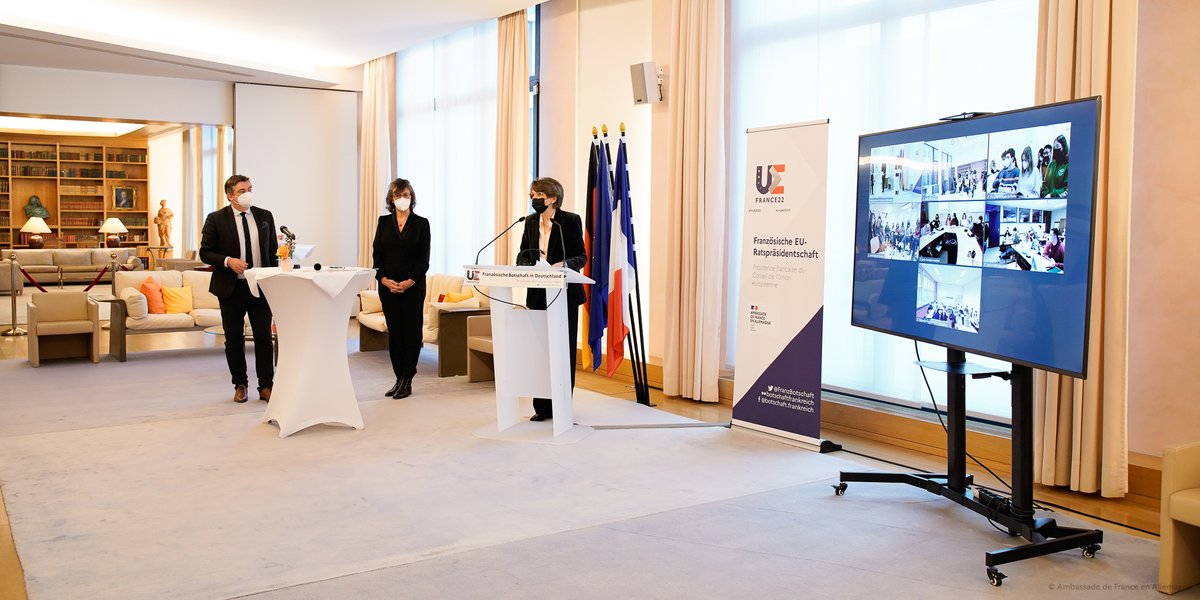 amdescotes's tweet photo. Im Rahmen des 🇩🇪-🇫🇷 Tages hatten Botschafter Lucas @AmbDEenFR und ich die Freude, uns mit Schüler*innen von 8 Gymnasien in Frankreich und Deutschland über Europa auszutauschen – dank des vom @ofaj_dfjw organisierten Entdeckungstages! https://t.co/jkvFHmapAo