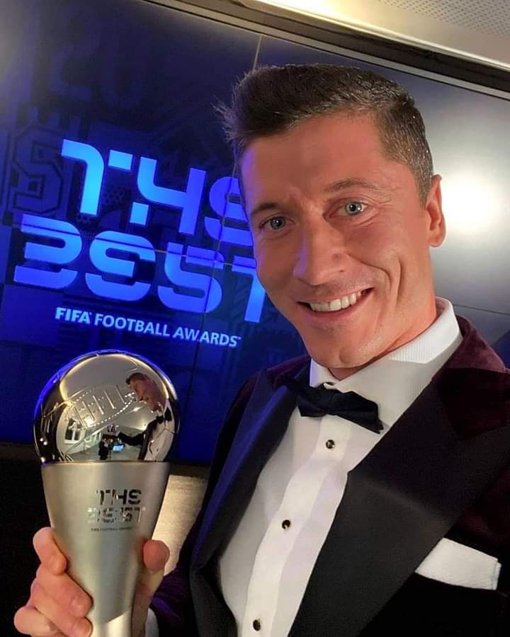 Лионель месси. Лионель месси 2022. Златан ибрагимович награды. Месси 2023. Награждение лучших игроков.