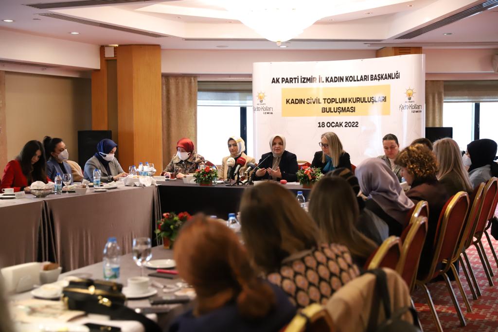 aysekesir's tweet photo. İzmir İl Kadın Kolları Başkanlığımızın ev sahipliğinde "Kadın Sivil Toplum Kuruluşları Buluşması"ndayız.

Onlar; sokağın nabzını en iyi tutan, sahanın fotoğrafını en iyi çekenler. İzlenimlerini istişare ettik, önerilerini dinledik.

Paylaşımları için yürekten teşekkür ederim. https://t.co/3E1liuuXzZ