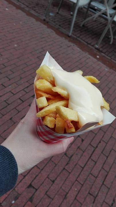 えり Olバックパッカー タイから帰国 隔離明け 斜向いにあるマクドナルドとフレッシュネスバーガーで ポテト戦争が勃発してました 全然関係ないけど ベルギー行ったときフライドポテトを英語で フレンチフライ と言ったら この素晴らしい食べ物は